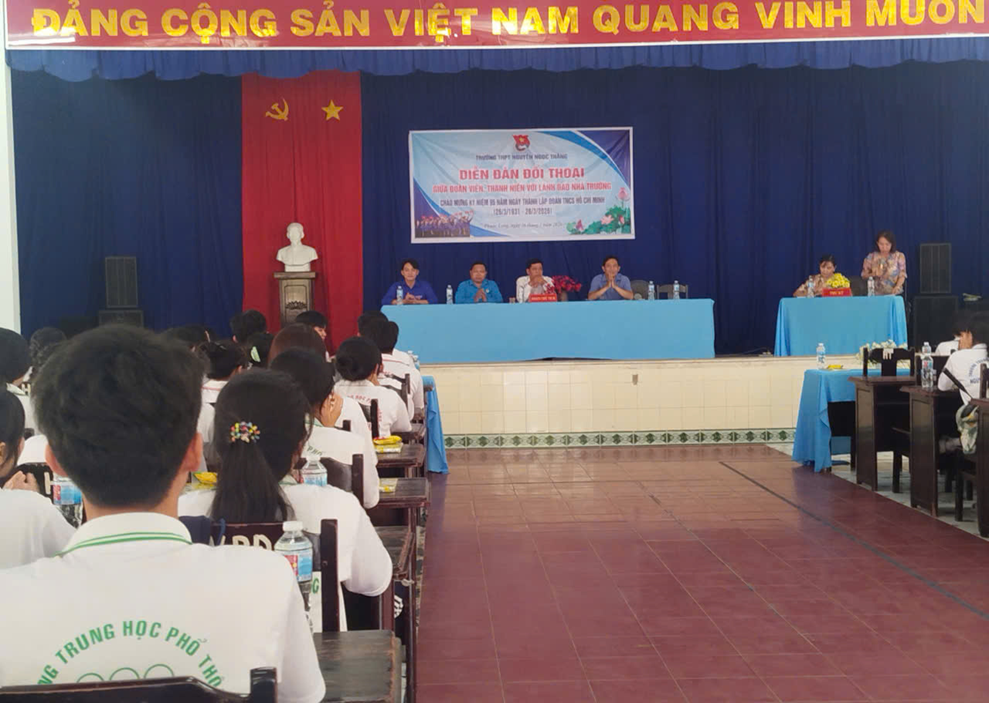DIỄN ĐÀN ĐỐI THOẠI GIỮA LÃNH ĐẠO NHÀ TRƯỜNG VỚI HỌC SINH